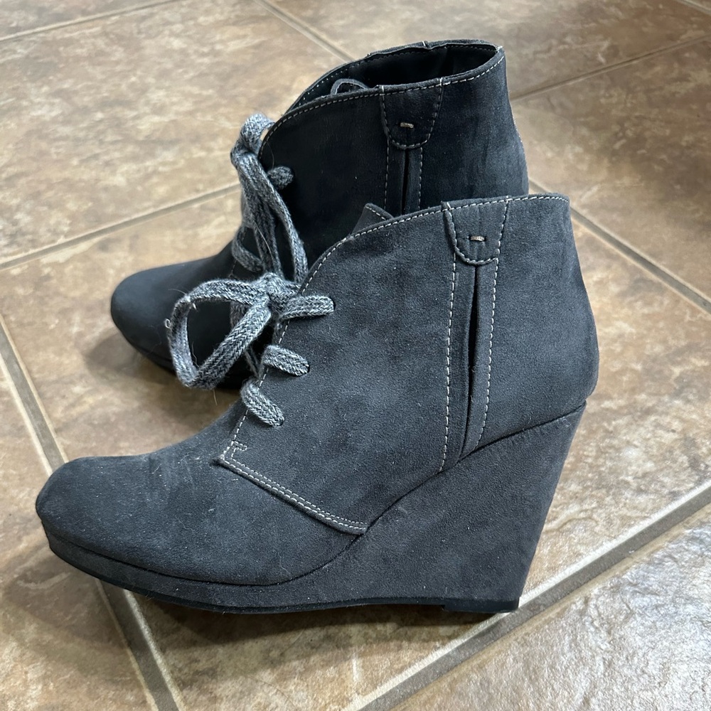 Cato Suede Wedge Ankle Boots Shoes Women’s Size 8 Gray